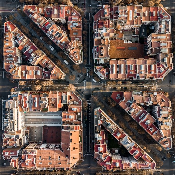 8 Photos Showcase Barcelona’s Amazing Symmetry