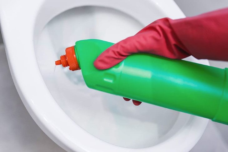 14. Limpiar su inodoro o lavabo con un agente de limpieza a base de limón