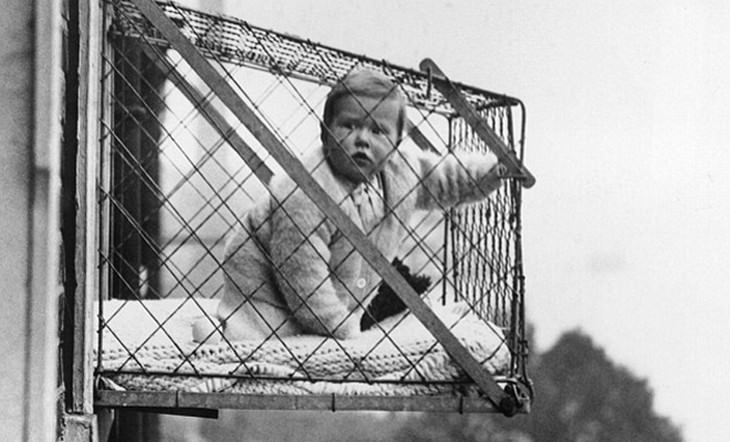 Prácticas comunes del pasado prohibidas ahora Jaulas para bebés al aire libre