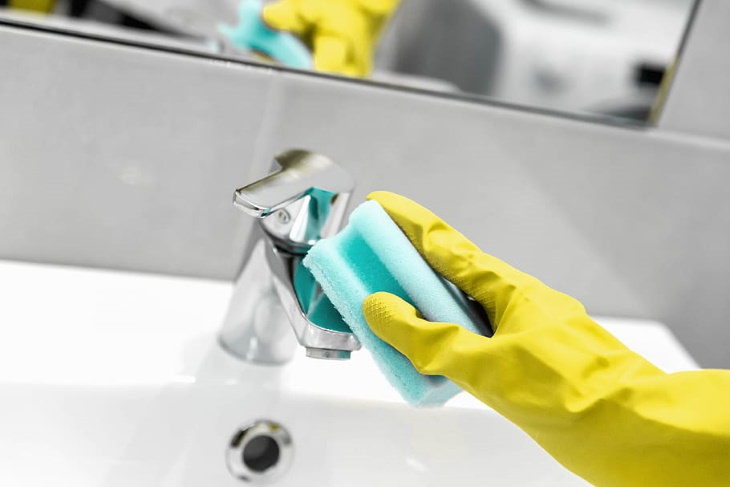 bathroom cleaning mistakes sink cleaning with sponge