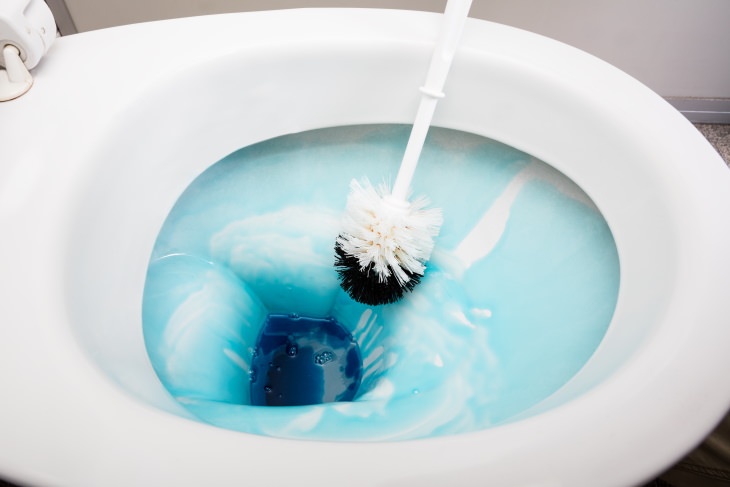 5 Mistakes You're Probably Making While Cleaning the Bathroom