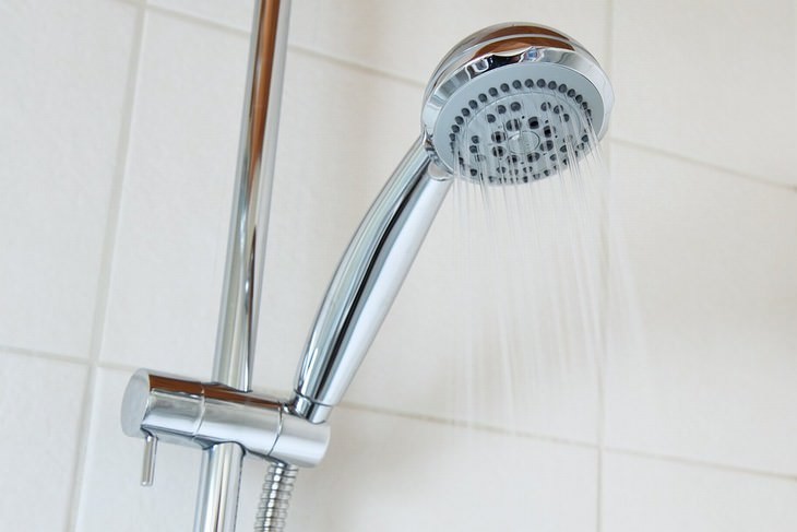7. Cleaning the Shower Head with Vinegar and Baking Soda