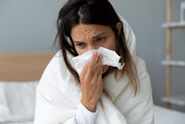 allergies vs coronavirus sick woman