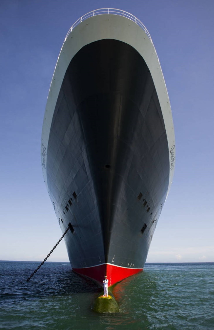 human scale photos Queen Mary 2 and her captain.