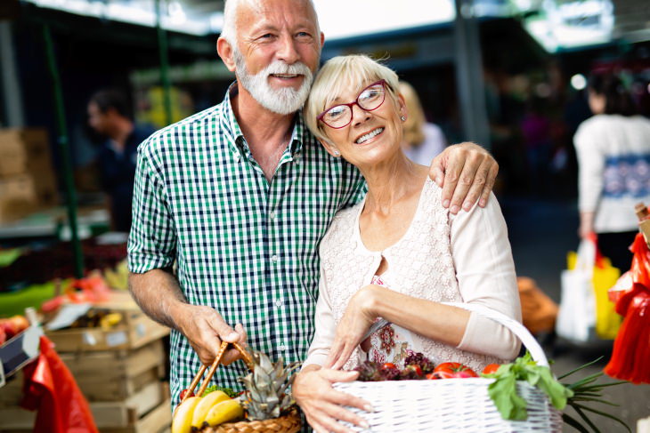 Foods That Increase the Risk of Alzheimer’s and Dementia couple shopping