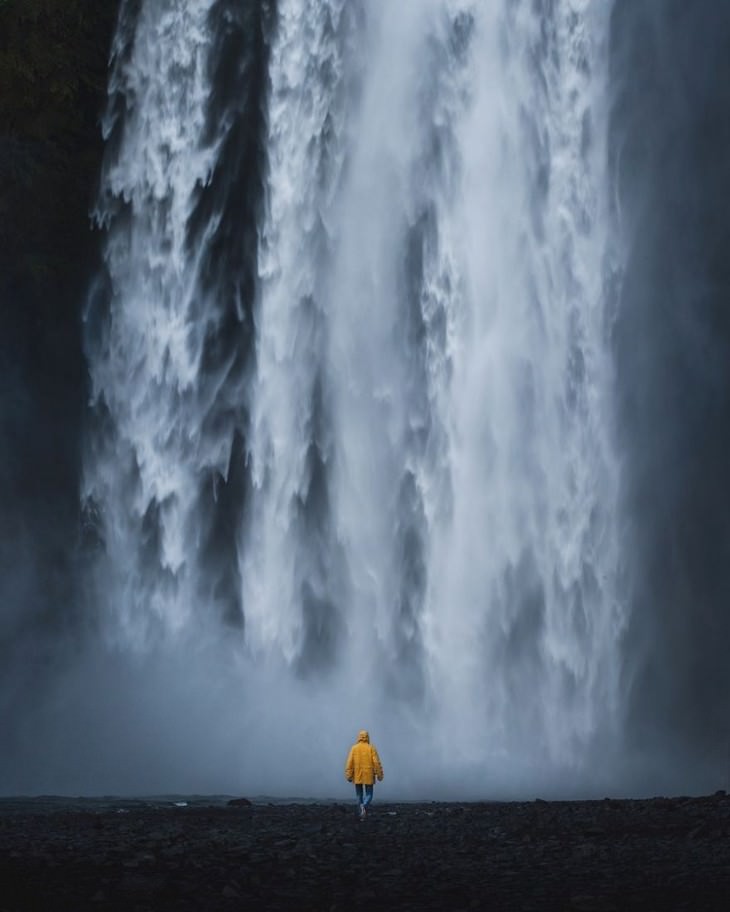 18. Uma pessoa de amarelo em Skogafoss, Islândia