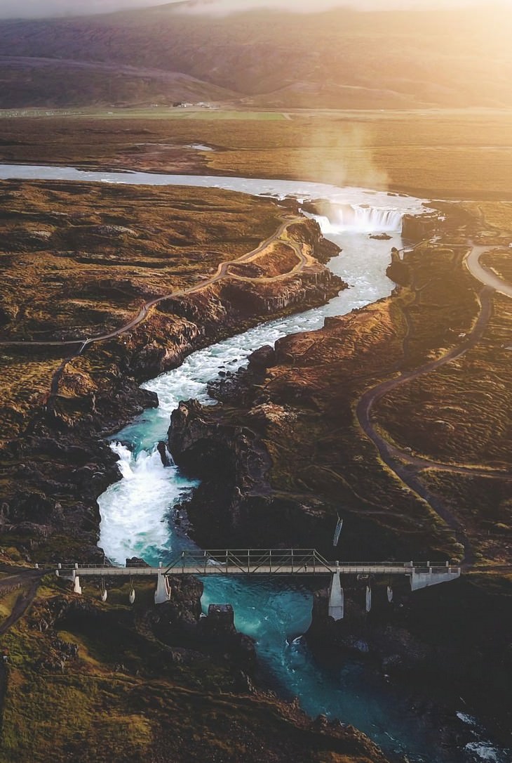 6. Um vôo do pôr do sol sobre a cachoeira dos deuses, Islândia
