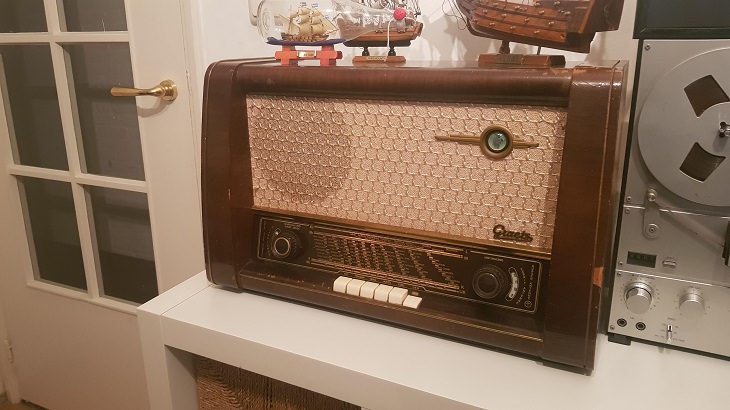 Vintage Things , tube radio from the 1940s
