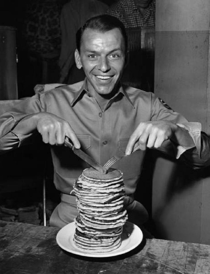  Historical Pics , Frank Sinatra, pancakes