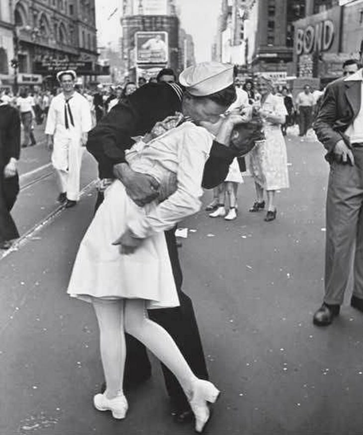 Know The Stories Behind 6 Famous Photographs, v day kissing sailor