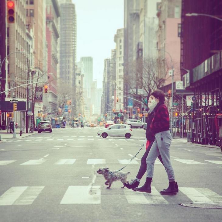 18 Photos of NYC During Lockdown walking the dog