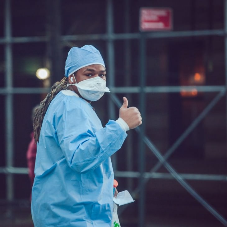 18 Photos of NYC During Lockdown nurse