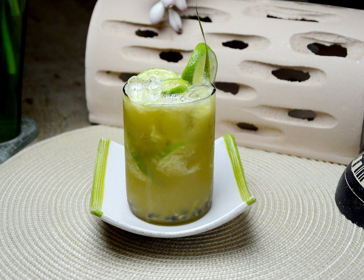  Cocktails from around the world caipirinha