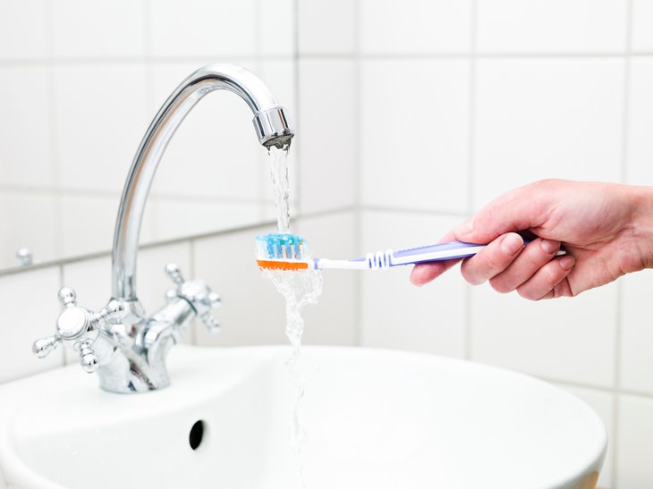 5 Tips to Keep Your Toothbrush Truly Clean rinse toothbrush