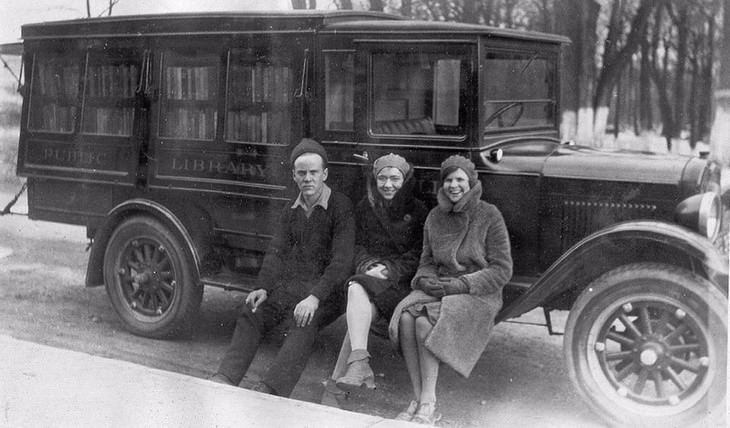 20 Historical Images of Bookmobiles