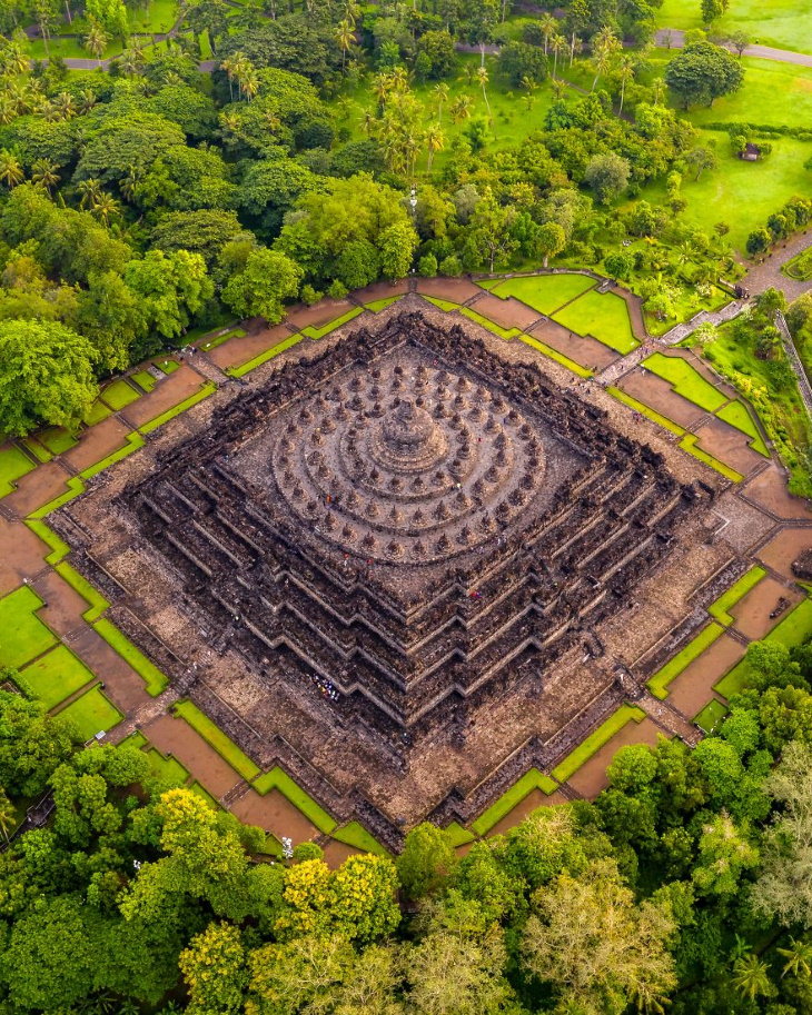 Agora Architecture Contest Surrounded By 72 Buddha Statues - The Great Candi Borobudur