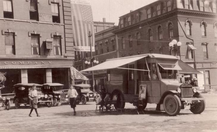 20 Historical Images of Bookmobiles