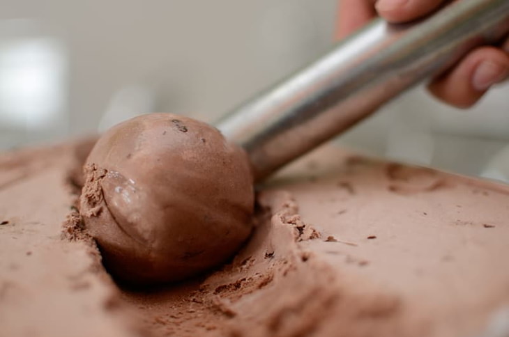 Ice Cream Storage Tips scooping ice crea