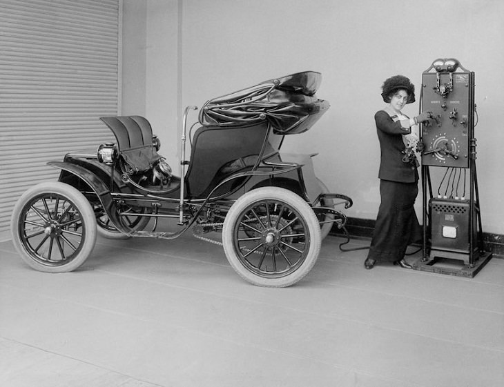 Oldest electric cars, hand-cranked battery charger 