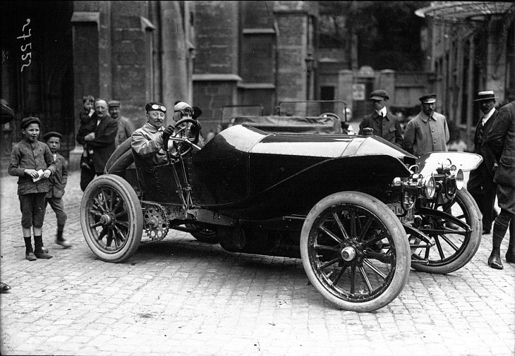 Oldest electric cars, race car driver Camille Jenatzy