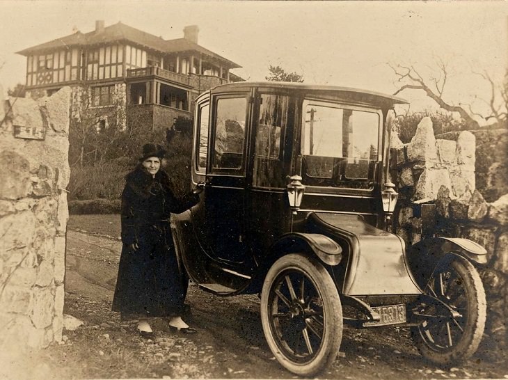 Oldest electric cars, Evlyn Farris posing with her electric car