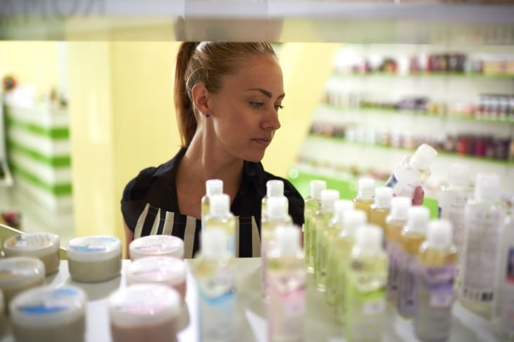 The Top Ingredients To Look For in a Moisturizer woman in skincare aisle