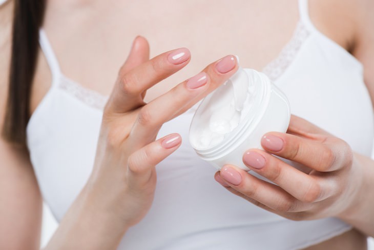 The Top Ingredients To Look For in a Moisturizer woman applying moisturizer