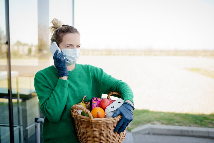 Are Farmers Markets Safe During Pandemic? woman with mask and gloves shopping