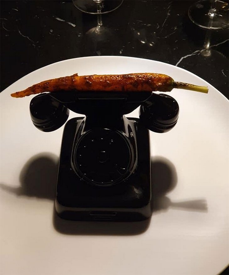 Platillos de restaurantes servidos de forma extraña zanahoria servida en un teléfono
