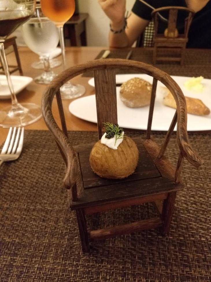 Platillos de restaurantes servidos de forma extraña papa servida en una silla