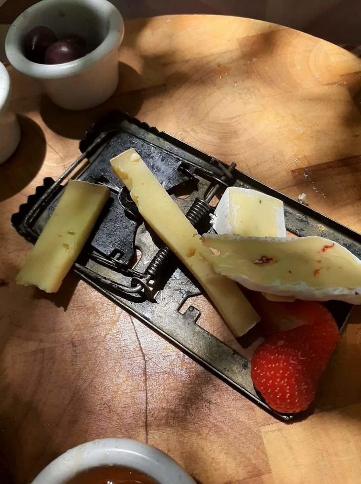 Platillos de restaurantes servidos de forma extraña queso servido en una trampa para ratones