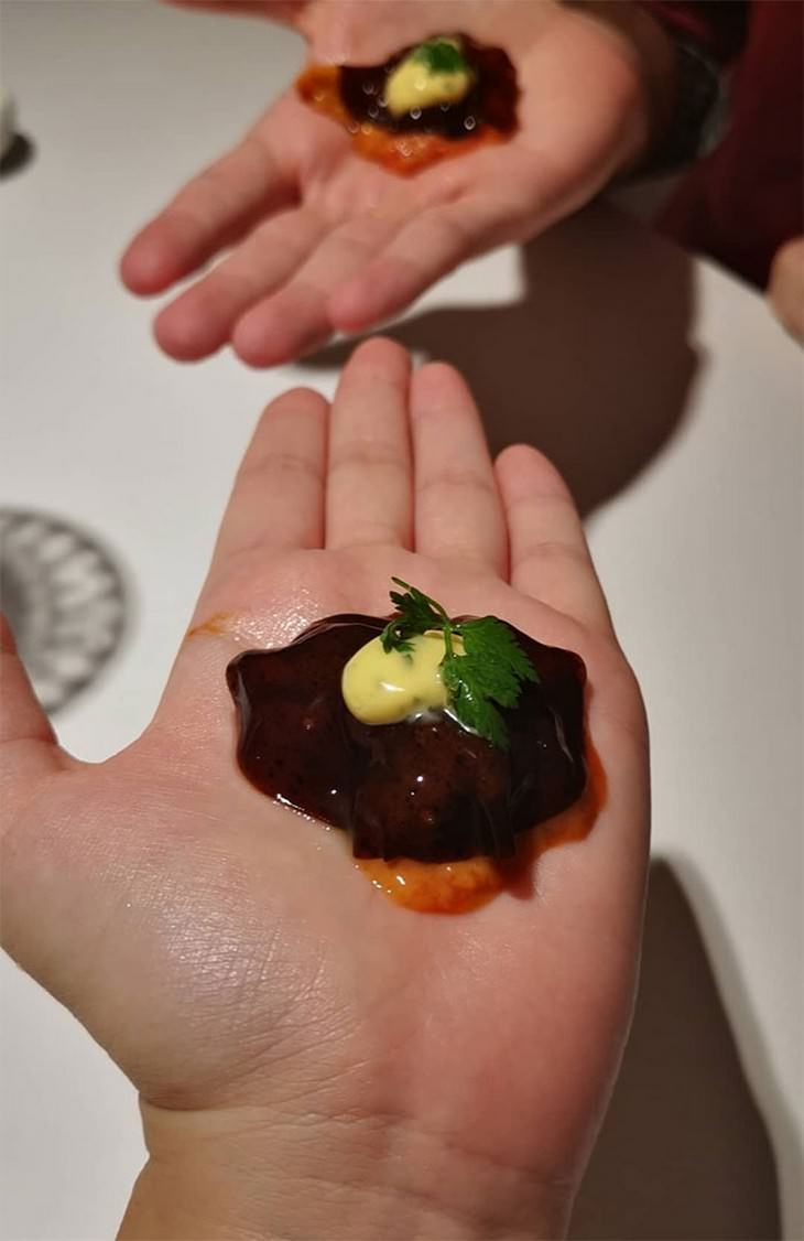 Platillos de restaurantes servidos de forma extraña entrada en la palma de la mano