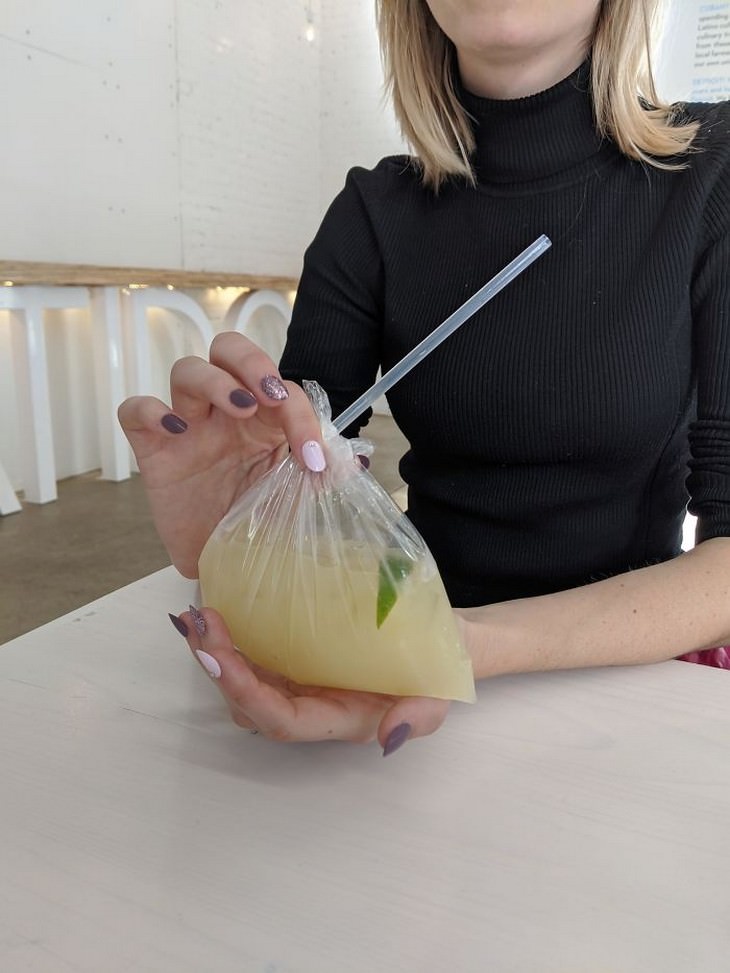Platillos de restaurantes servidos de forma extraña bebida en bolsa