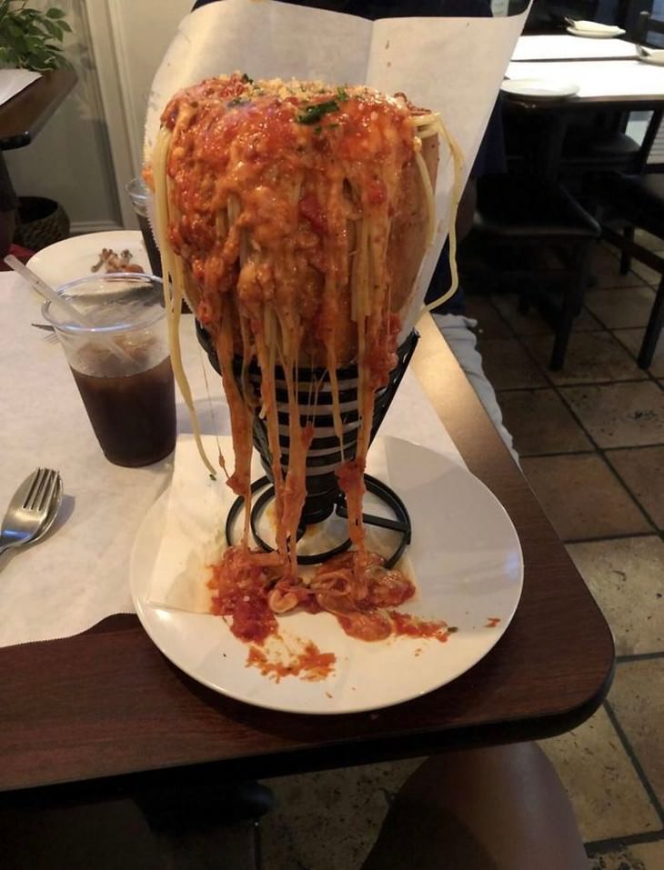 Platillos de restaurantes servidos de forma extraña espagueti en un cono de pan