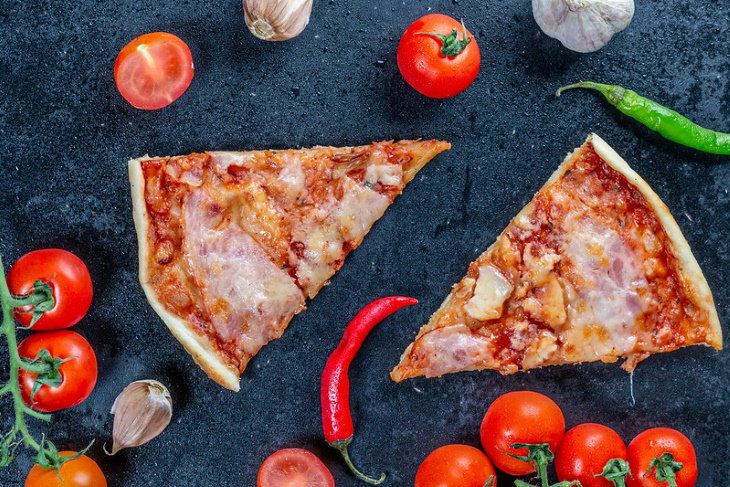 How Long You Can Keep Leftovers slices of pizza and veggies