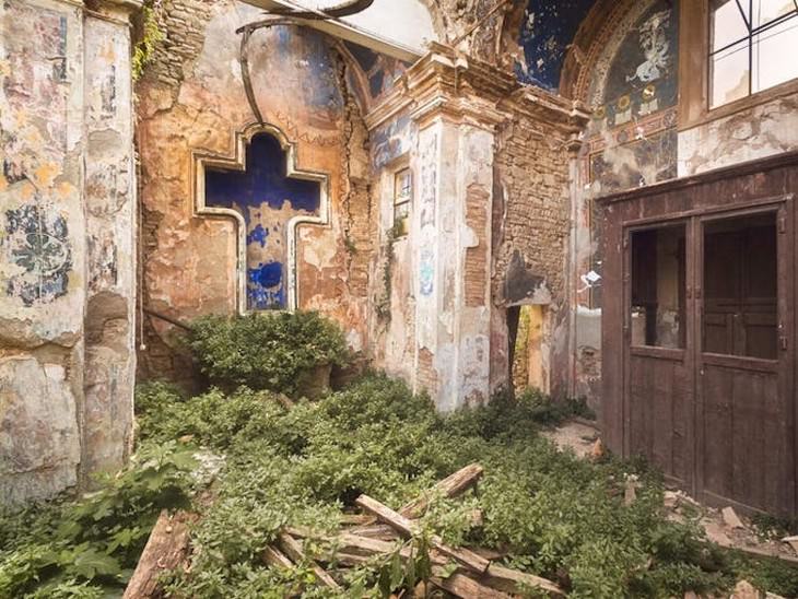 13 Stunning Photos of Abandoned Churches