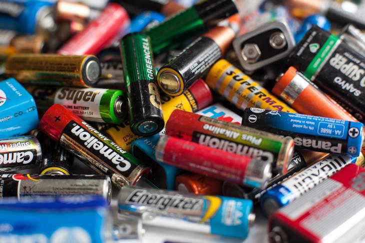 10 Items You Should Never Throw in The Garbage batteries