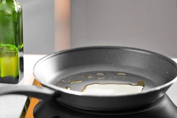 10 Items You Should Never Throw in The Garbage hot oil