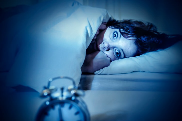 7 Interesting Facts About the Psychology of Dreams woman scared in bed