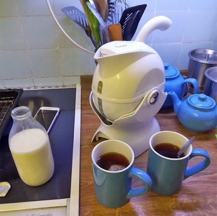 Genius Innovations for People With Disabilities This kettle is built in a mount to help people suffering from arthritis pour more easily