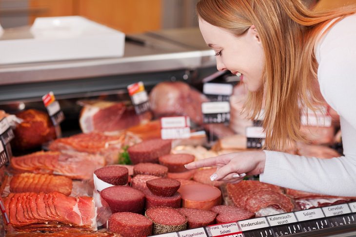 Errores Al Seguir Una Dieta Baja En Carbohidratos Comer demasiada carne procesada