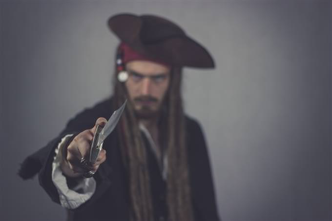 quiz: Pirate with knife