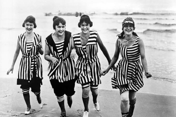 1910s female swimmers