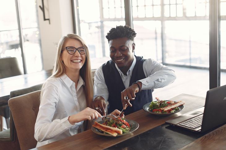 How to Eat Healthy When You’re Stressed coworkers having lunch