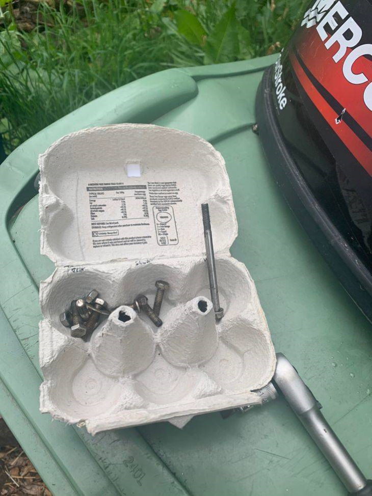 Solutions to Everyday Problems egg carton to sort screws and bolts 