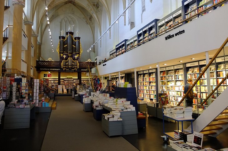  Unusual Bookshops Located in Strange Places Waanders In de Broeren