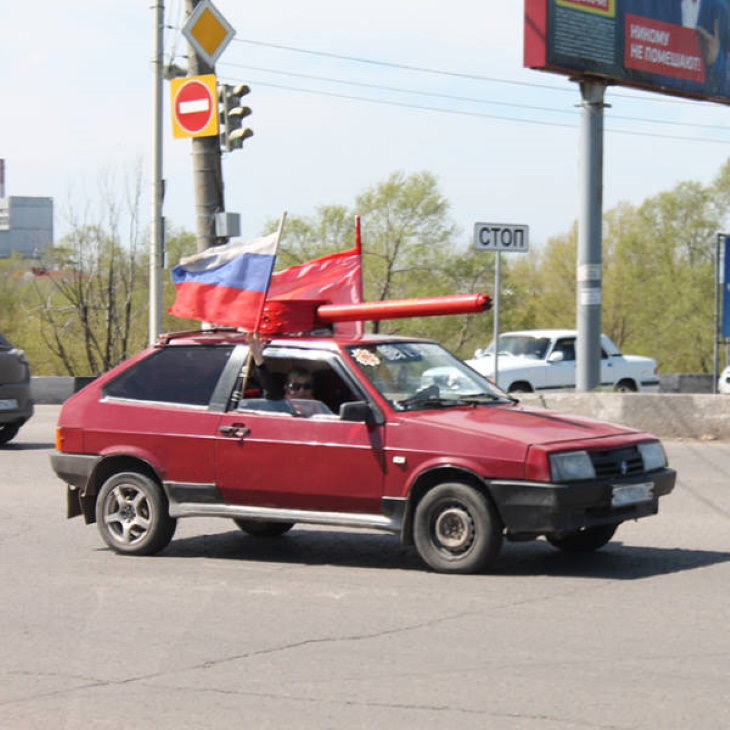 Only in Russia: Cars Transformed into Tanks Red