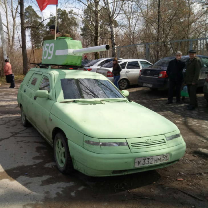 Only in Russia: Cars Transformed into Tanks poor windows