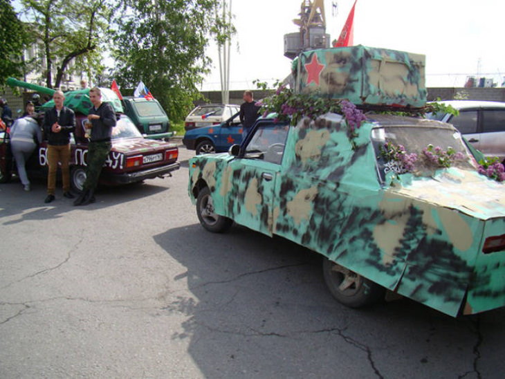 Only in Russia: Cars Transformed into Tanks embellished with flowers