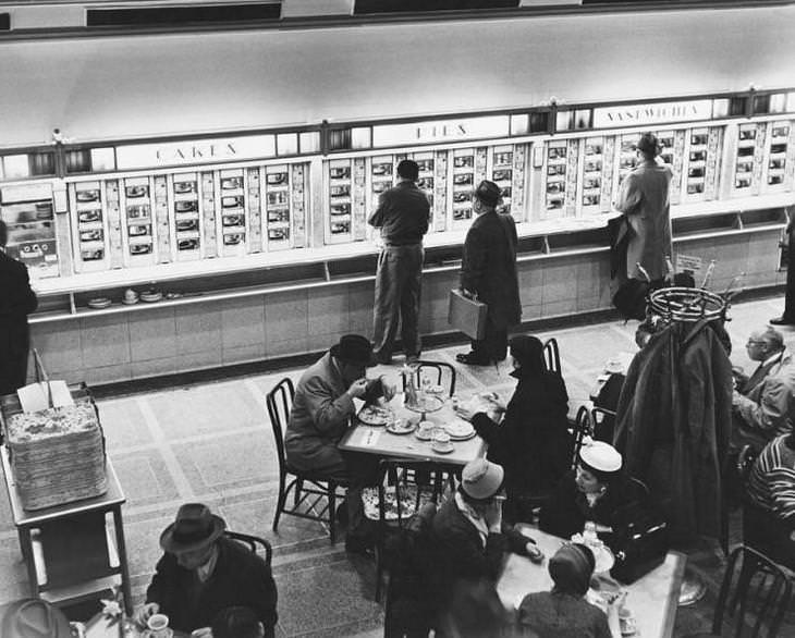 18 Fascinating Historical Photographs Lunch time at an automat in NYC, 1957